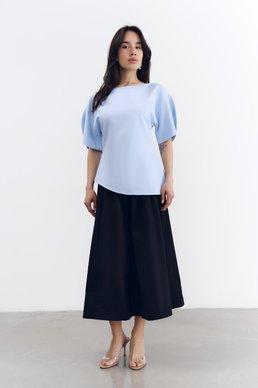 Голубой топ с акцентными объемными рукавами и разрезами