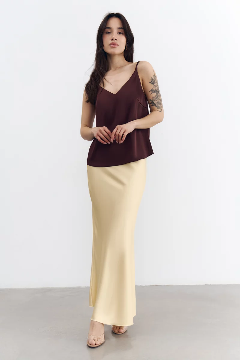 Длинная желтая юбка сатиновая фотография 1