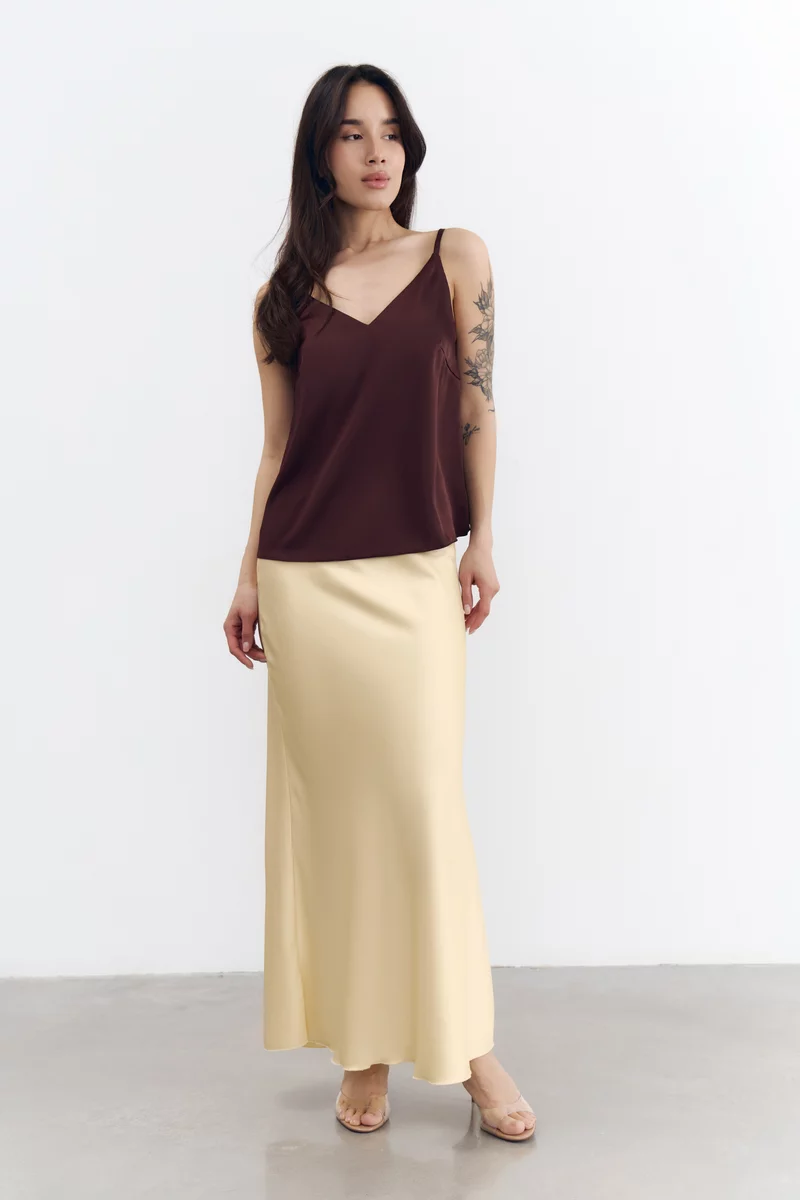 Длинная желтая юбка сатиновая фотография 2