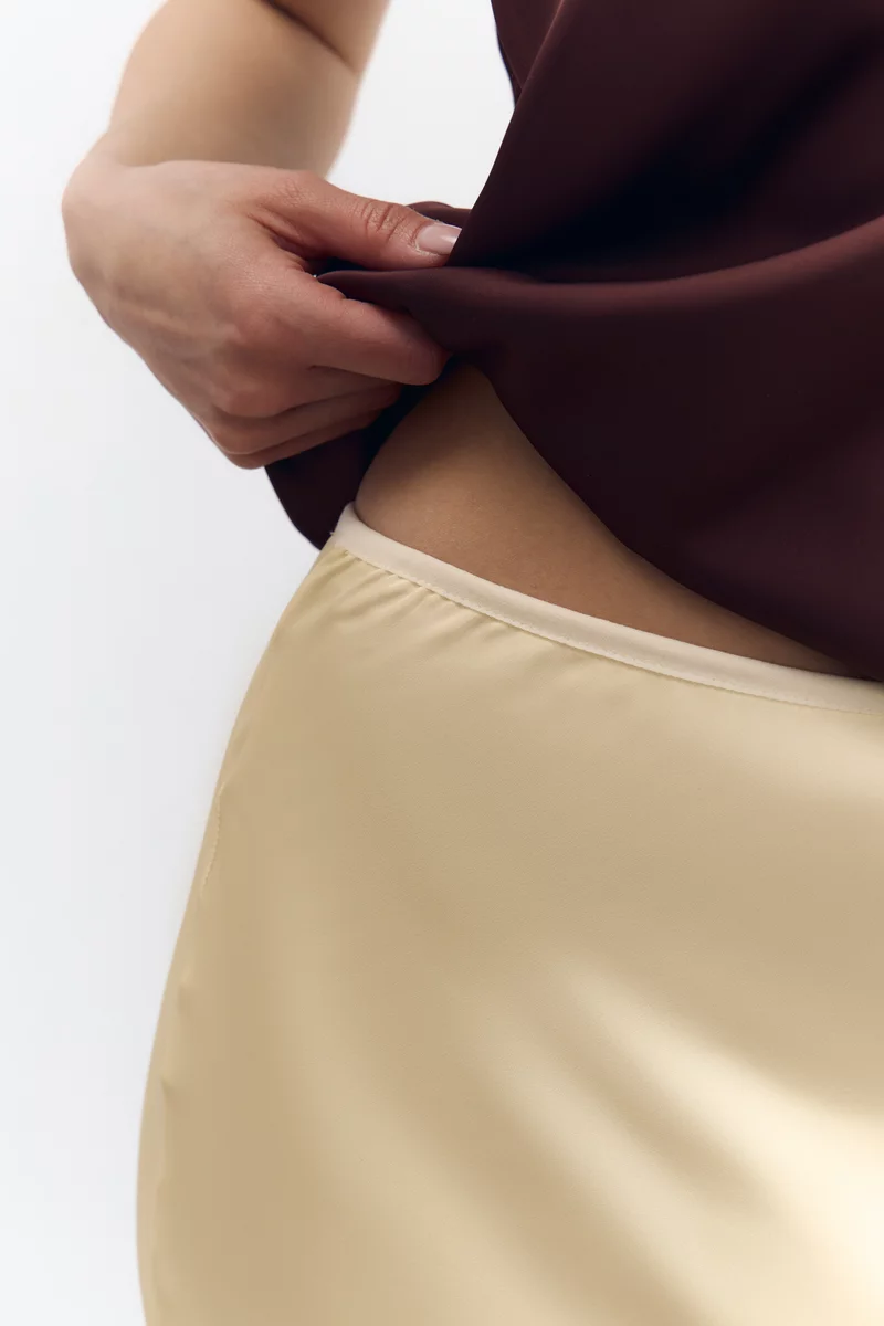 Длинная желтая юбка сатиновая фотография 3