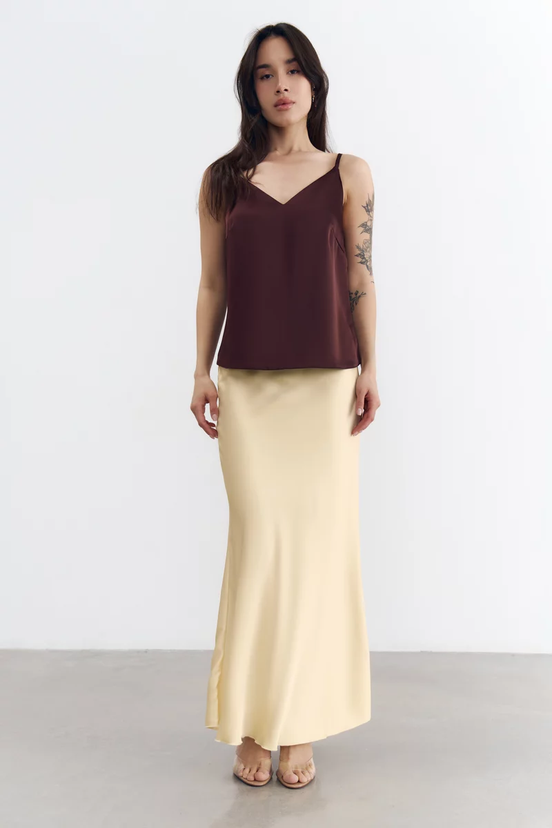 Длинная желтая юбка сатиновая фотография 4