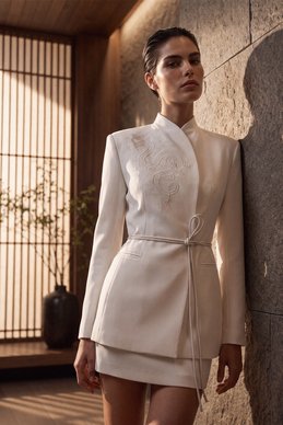 Milk jacket with embroidery in Asian style