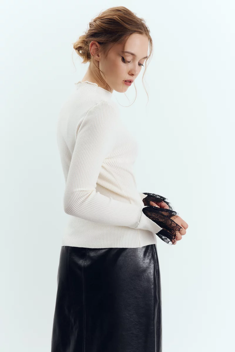 Milk sweater with lace cuffs photo 2