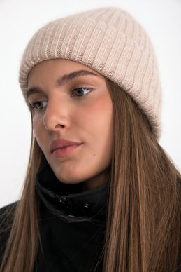Бежевая ангоровая шапка