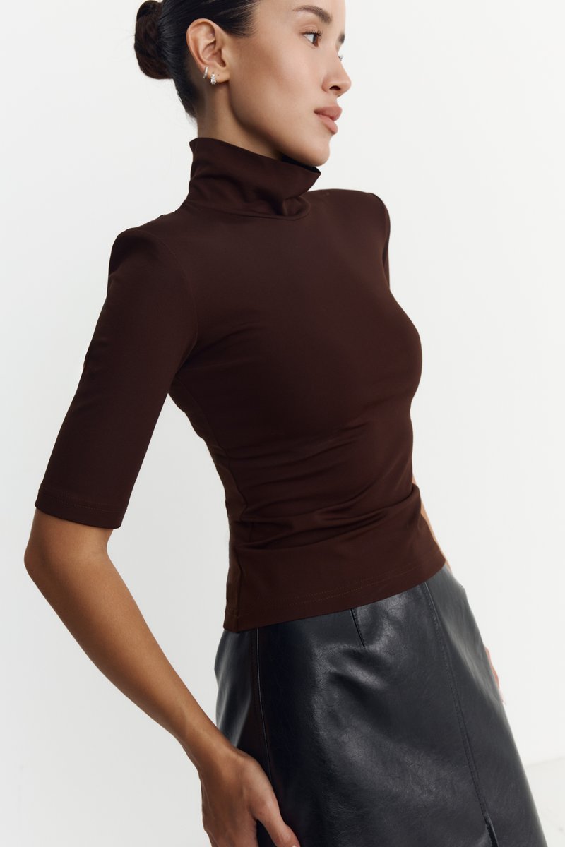 Трикотажный топ с воротником-стойкой в шоколадном оттенке фотография 1