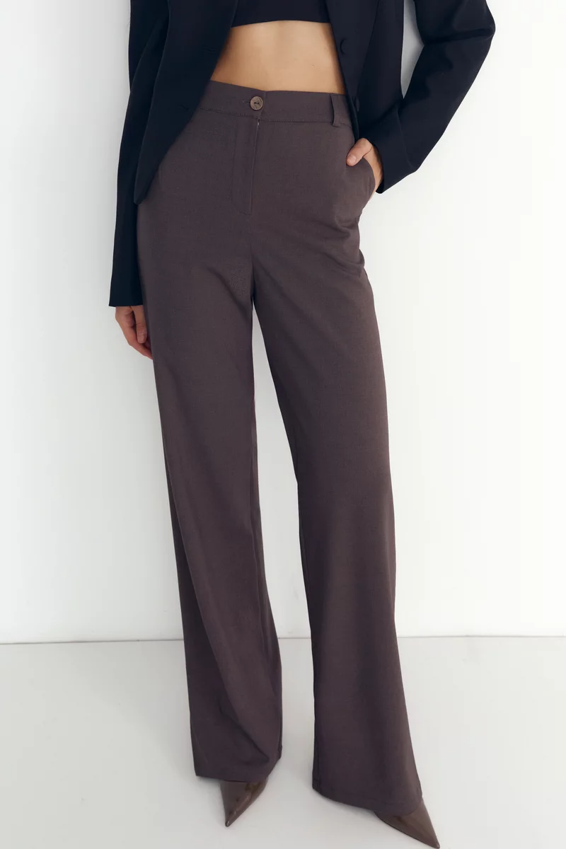 Classic-cut trousers in chocolate hue photo 3
